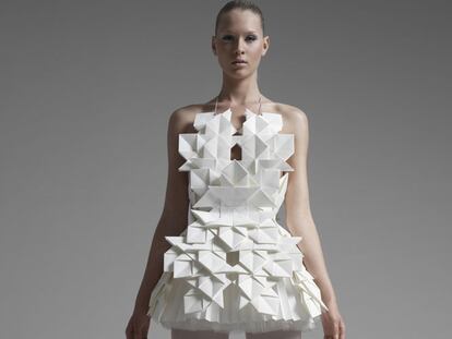 Vestido diseñado con la técnica japonesa de plegado por la diseñadora sueca Sandra Backlund.