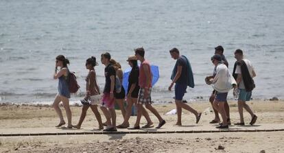 Un grupo de 'fibers' pasea por la playa de Benicàssim.