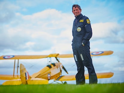 El expiloto de la RAF David Morgan posa junto a su avión en cercanías de donde vive en Shaftersbury, a 150 km de Londres.