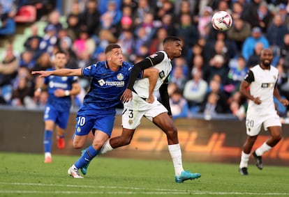 Cristhian Mosquera (d) persigue el balón mientras es presionado por Bertug Yildirim (i) durante el partido de LaLiga entre el Getafe CF y el Valencia CF este domingo en Getafe.