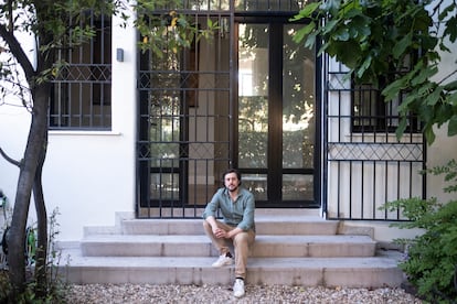 Borja Casans posa en el patio interior de su vivienda en la colonia del Viso en Madrid.
