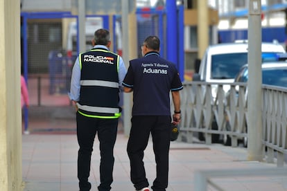 Un agente de Policía Nacional y un trabajador de Agencia Tributaria-Aduanas en la frontera del Tarajal, en Ceuta.