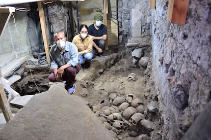 Arqueólogos en la nueva sección localizada de la torre de cráneos del Huei Tzompantli de Tenochtitlan.