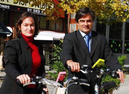 Jorge Juan y Silvia García Alonso, con el primer manos libres para bicicleta.