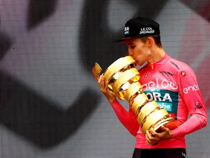 Jai Hindley, en el último podio del Giro de 2022, besa el trofeo Senza Fine.