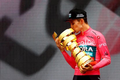 Jai Hindley, en el último podio del Giro de 2022, besa el trofeo Senza Fine.
