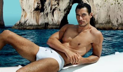 Así contó el modelo británico David Gandy en ICON (julio de 2015) esta sesión para Light Blue, de Dolce & Gabbana. "Estaba ahí en una lancha rápida, con el fotógrafo Mario Testino. En aquel momento ya sabíamos que estábamos haciendo algo importante, algo distinto a todo lo demás. Éramos sólo yo y mi entrepierna. O funcionaba, o fracasaba del todo". Claro está, funcionó. Y sacó el blanco nuclear de la lista de colores prohibidos a la hora de llevar un bañador ajustado.