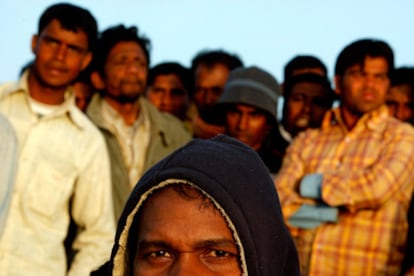 En las últimas dos semanas, más de 100.000 personas se han refugiado en Túnez tras huir del conflicto libio. Al llegar, las organizaciones internacionales les dan cobijo en un campamento a siete kilómetros de la frontera.