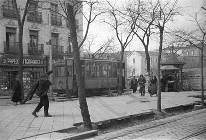 Un tranvía por la calle Carranza de Madrid, en febrero-marzo de 1937, durante la Guerra Civil Española.