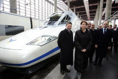 De izquierda a derecha, Antonio González, Magdalena Álvarez, José Salgueiro, José Caparrós y Carlos de Palacio, junto al nuevo tren AVE en la estación de Atocha (Madrid).