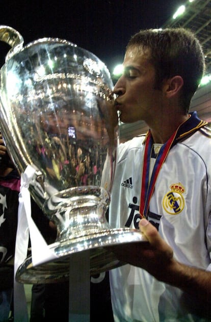 El delantero del Real Madrid Raúl besa la 'octava' tras conseguirla al vencer en la final de la Liga de Campeones al Valencia por 3-0, el 24 de mayo de 2000.