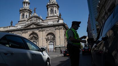 Un policía de tránsito revisa la licencia de conducir de un ciudadano, en marzo de 2021 en Santiago.