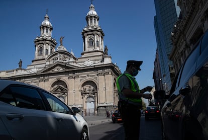 un carabinero revisando una licencia de conducir en Chile