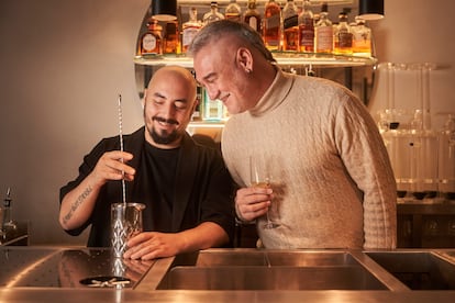 Borja Insa y Kase. O en la barra de su coctelería zaragozana Moonlight.