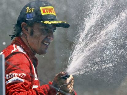 Alonso celebra la victoria en Valencia.