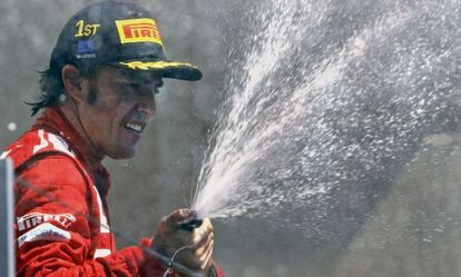 Alonso celebra la victoria en Valencia.