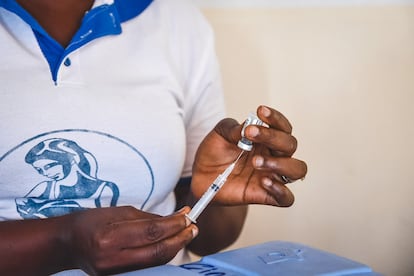 Para hacer frente al brote, el ministerio de Salud de Sierra Leona ha intensificado la campaña de vacunación en todo el país, priorizando a los trabajadores sanitarios que están en primera línea y a las poblaciones vulnerables y de riesgo. También ha introducido medidas de distanciamiento entre personas y ha puesto en marcha campañas de concienciación enfocadas a la ciudadanía sobre esta enfermedad vírica, cuyos síntomas más comunes son erupciones cutáneas y lesiones en las mucosas que pueden durar de dos a cuatro semanas acompañadas de fiebre, dolor de cabeza y musculares, falta de energía e inflamación de los ganglios linfáticos. En los casos más graves puede llegar a ser mortal. En la fotografía, Marie Josephine Kamara, vacunadora del ministerio de Salud, se prepara para administrar la primera dosis de la vacuna contra la ‘mpox’ al personal que trabaja en el centro de tratamiento en Calaba Town, Freetown, Sierra Leona, el 9 de junio de 2025.