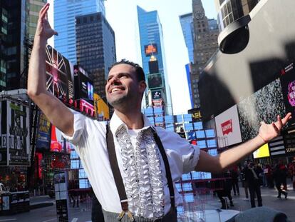 Joan Vázquez, als carrers de Broadway abans de la funció de dilluns.