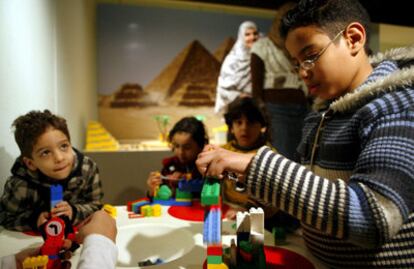 Niños egipcios juegan con bloques de Lego durante la inauguración del museo para niños en el Museo Egipcio en El Cairo.