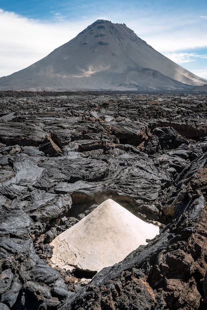 Frente al Pico do Fogo pueden verse aún restos de edificaciones enterradas por la lava tras la erupción de 2014.