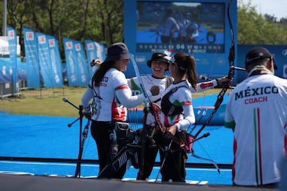 El equipo nacional femenil de arco recurvo, compuesto por Aída Román, Alejandra Valencia y Ángela Ruiz.