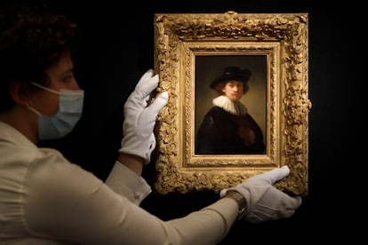 El pequeño cuadro portátil que Rembrandt pintó en 1932, en la casa de subastas Sotheby's.KIRSTY WIGGLESWORTH / AP