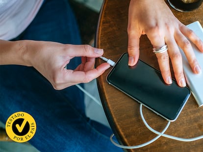 Una mujer conectando el móvil a una powerbank.
