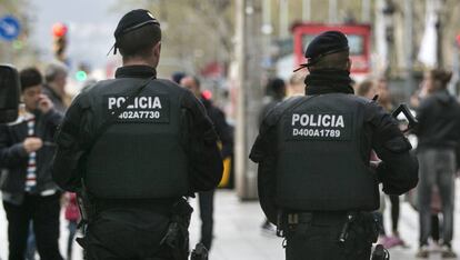 Dos mossos a Barcelona.