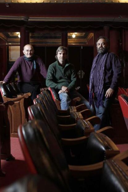 De izquierda a derecha, Fernando Berruezo, Alberto San Juan y Arturo Cid, en el teatro Lara.