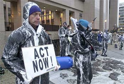 Unos 40 miembros de Greenpeace se manifestaron ayer ante el edificio en el que estaba reunido el Consejo de Ministros de Transportes de la UE.