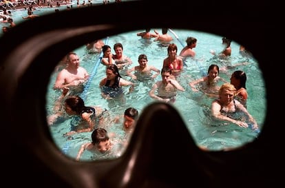 Bañistas en una piscina