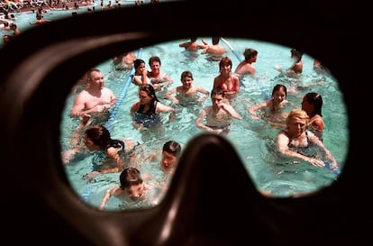 Ba&ntilde;istas en una piscina