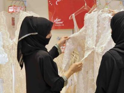 Dos mujeres en una tienda saud&iacute;.  