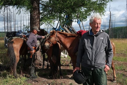 Colin Thubron, en Mongolia durante la primera etapa de su viaje siguiendo el río Amur.
