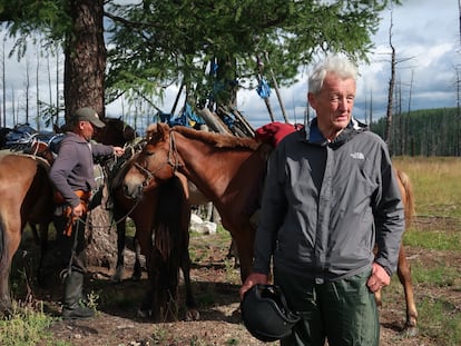 Colin Thubron, en Mongolia durante la primera etapa de su viaje siguiendo el río Amur.
