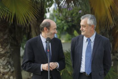 Alfredo Pérez Rubalcaba y José Antonio Griñán, el pasado miércoles en Sevilla, antes de celebrar un encuentro con militantes.