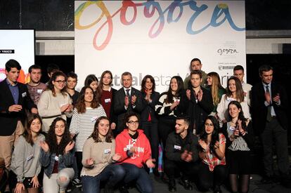 J&oacute;venes estudiantes y el lehendakari tras el acto sobre v&iacute;ctimas celebrado en Bilbao.