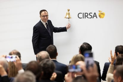 El presidente ejecutivo de Cirsa, Joaquim Agut, en el toque de campana en la Bolsa de Barcelona, este miércoles.