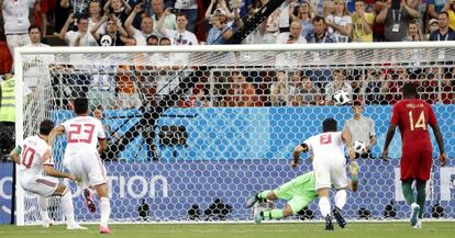 El iraní Karim Ansarifard marca el primer gol contra Portugal.