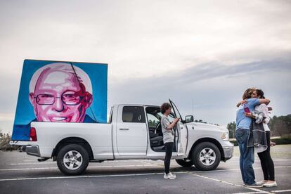 Seguidores del precandidato Bernie Sanders en Charlotte, Carolina del Norte.