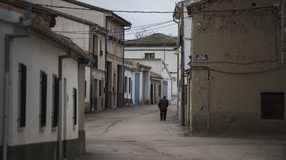 Un hombre camina por una calle de Alaraz (Salamanca).