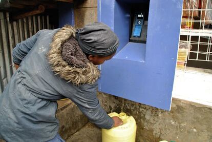 Mercy, una vecina del barrio de Mathare, llena una garrafa de agua de 20 litros en uno de los cajeros automáticos instalados en el barrio hace dos meses. Este proyecto piloto fue encargado por el alcalde, Evans Kidero.