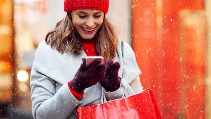 Maneja tu teléfono móvil sin quitártelos, manteniendo las manos calientes en todo momento. GETTY IMAGES.