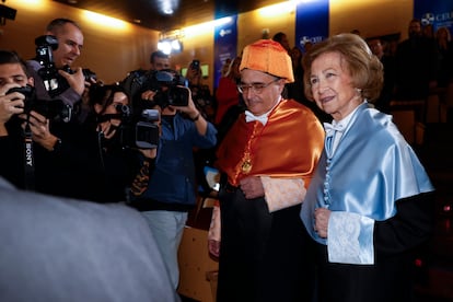 La reina Sofía, durante la ceremonia en la que ha sido investida doctora honoris causa por Universidad CEU San Pablo junto con el presidente de la Real Academia de Ciencias Morales y Políticas, Benigno Pendás García, este martes 26 de noviembre