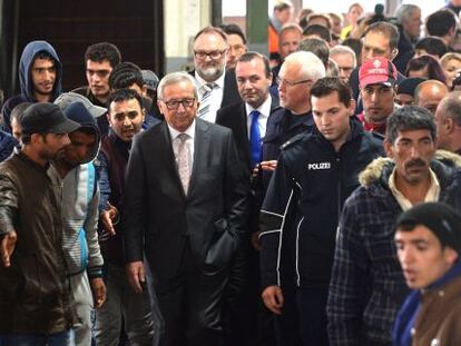 Jean-Claude Juncker visita centro de registro de estrangeiros.