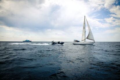 Mediodía, unas millas al oeste de la isla de Alborán. Una lancha del ‘Fulmar’, buque de operaciones especiales del Servicio de Vigilancia Aduanera (al fondo de la imagen), se aproxima a un velero sobre el que ha recaído una orden de asalto e inspección.