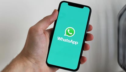 WhatsApp en la pantalla de un móvil con fondo