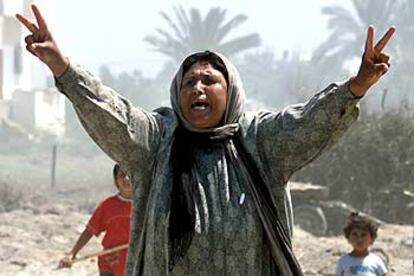Una mujer protesta por la destrucción de su casa por las tropas israelíes, al sur de la franja de Gaza.