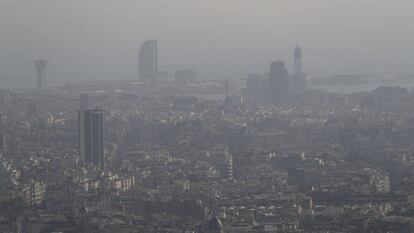 La ciudad de Barcelona bajo una espesa capa de contaminación atmosférica en 2017