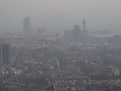 La ciudad de Barcelona bajo una espesa capa de contaminación atmosférica en 2017